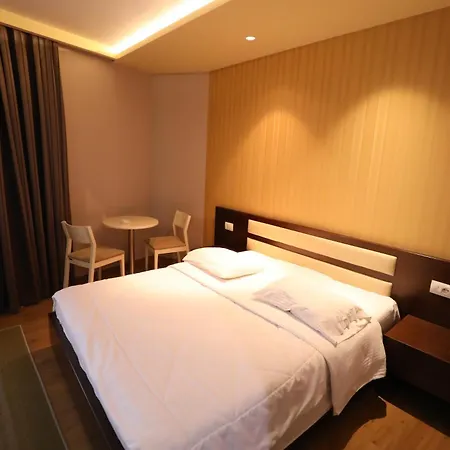 1 Maji Hotel