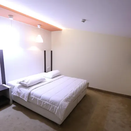 1 Maji מלון 4*