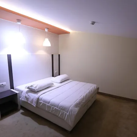 1 Maji Hotel