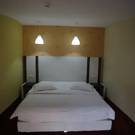 1 Maji 4* بورغراديك